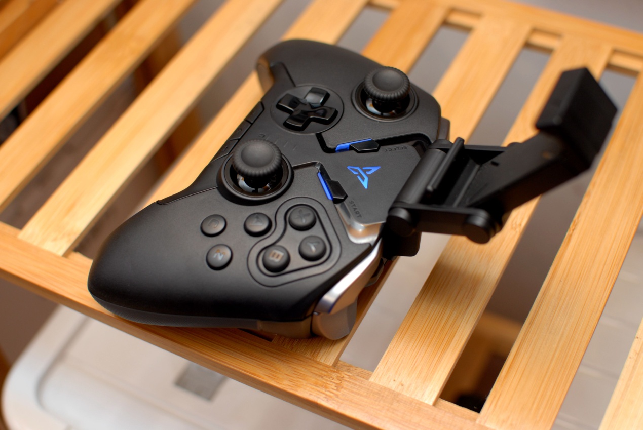 飞智八爪鱼2手柄体验,网友:可拖动轮盘按键,这个设计碉堡了