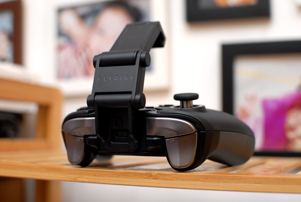 飞智八爪鱼2手柄体验,网友:可拖动轮盘按键,这个设计碉堡了