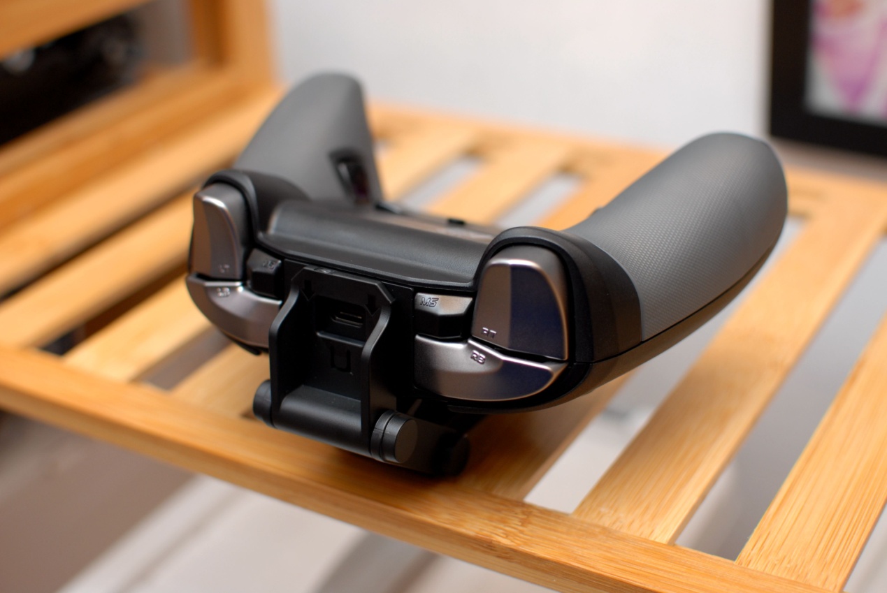 飞智八爪鱼2手柄体验,网友:可拖动轮盘按键,这个设计碉堡了