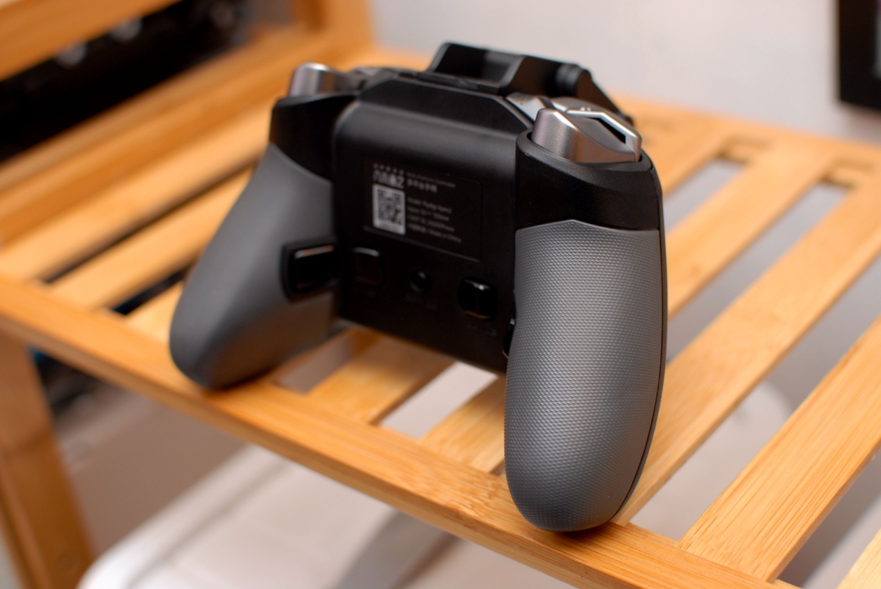 飞智八爪鱼2手柄体验,网友:可拖动轮盘按键,这个设计碉堡了