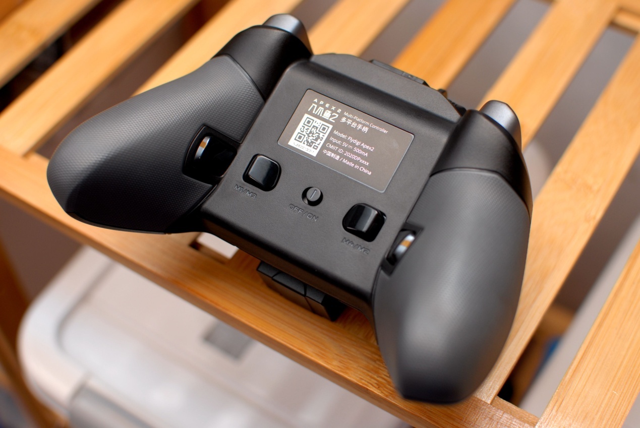 飞智八爪鱼2手柄体验,网友:可拖动轮盘按键,这个设计碉堡了