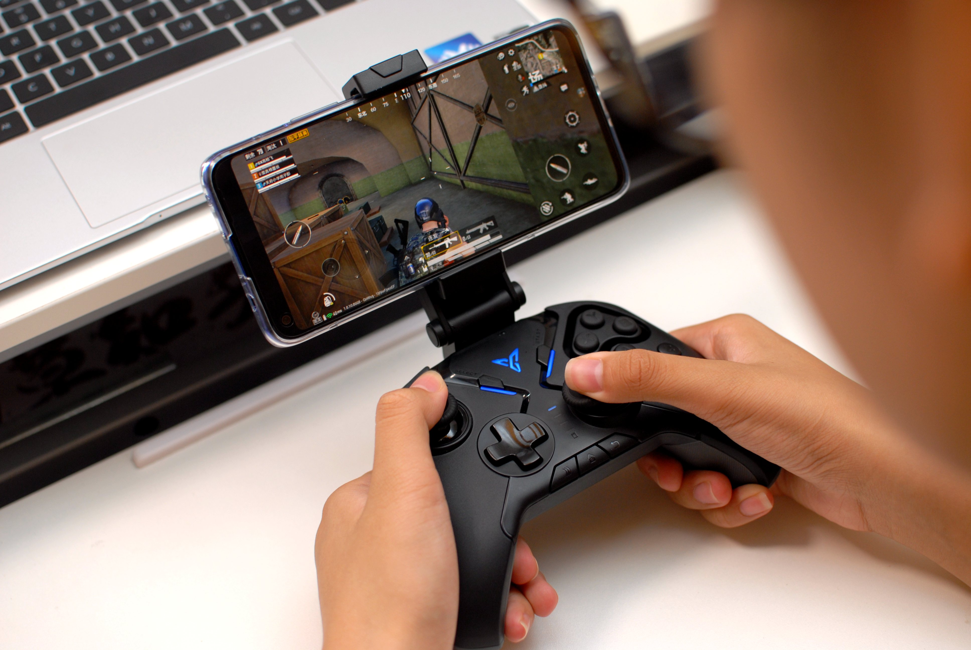 飞智八爪鱼2手柄体验,网友:可拖动轮盘按键,这个设计碉堡了