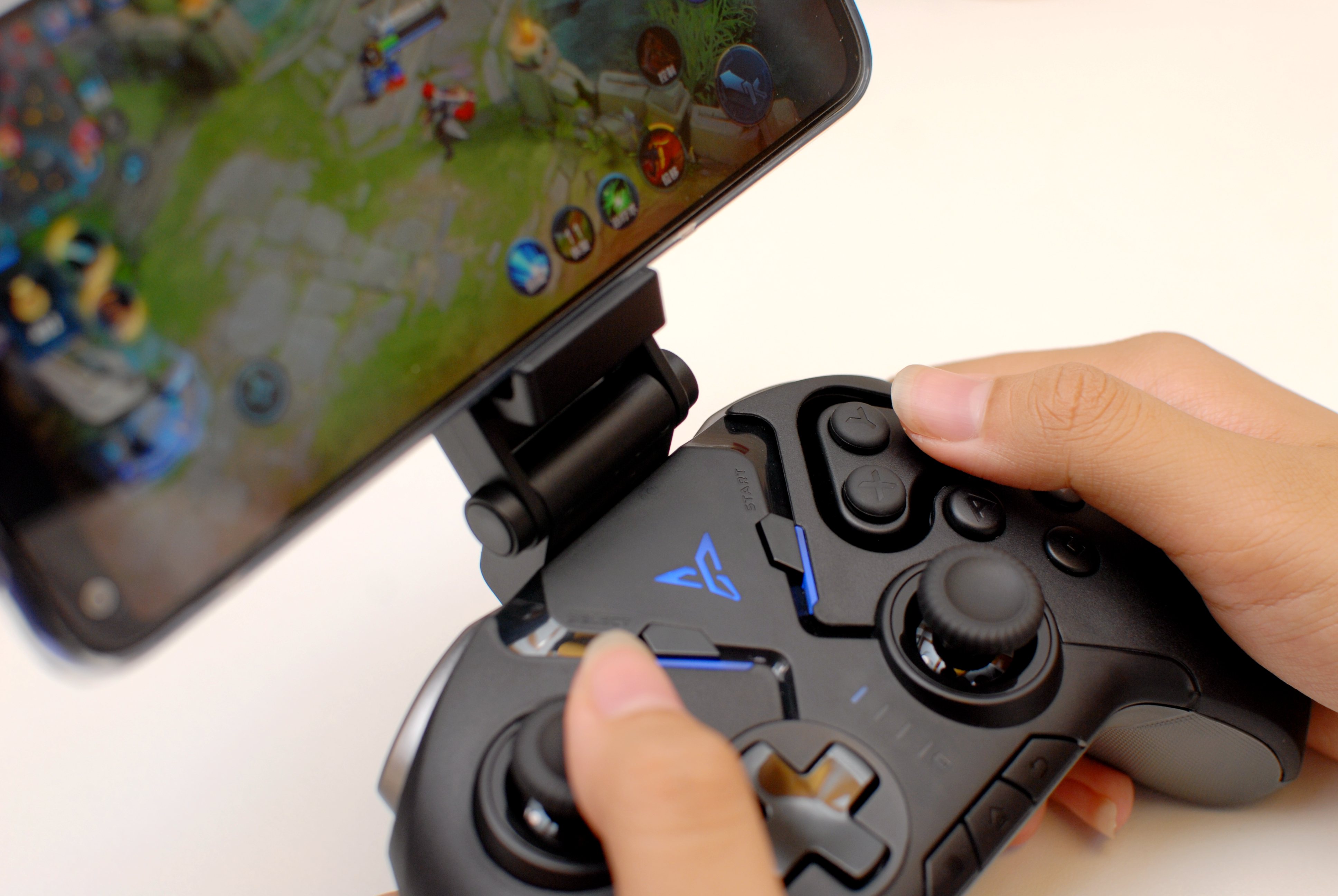 飞智八爪鱼2手柄体验,网友:可拖动轮盘按键,这个设计碉堡了