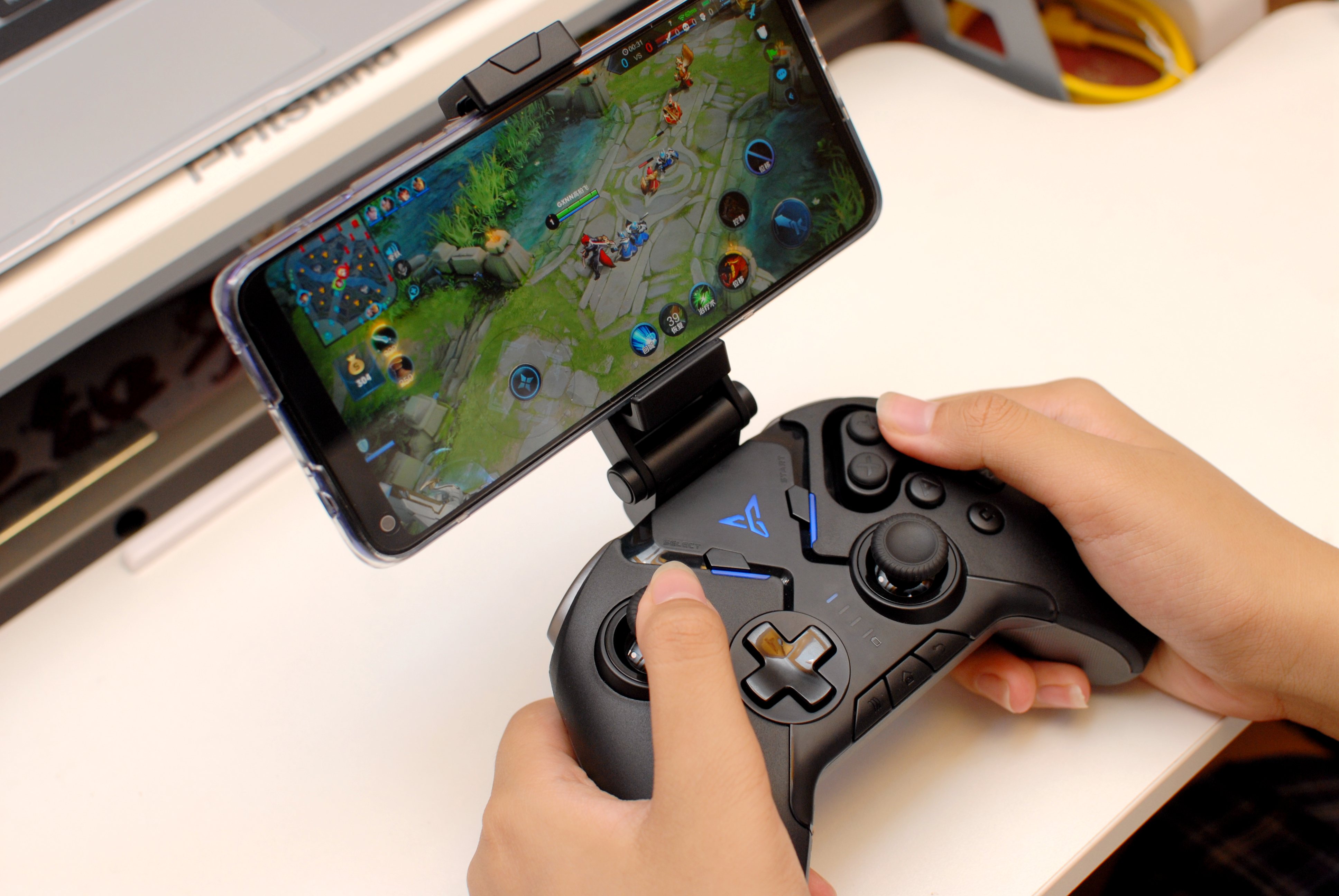 飞智八爪鱼2手柄体验,网友:可拖动轮盘按键,这个设计碉堡了