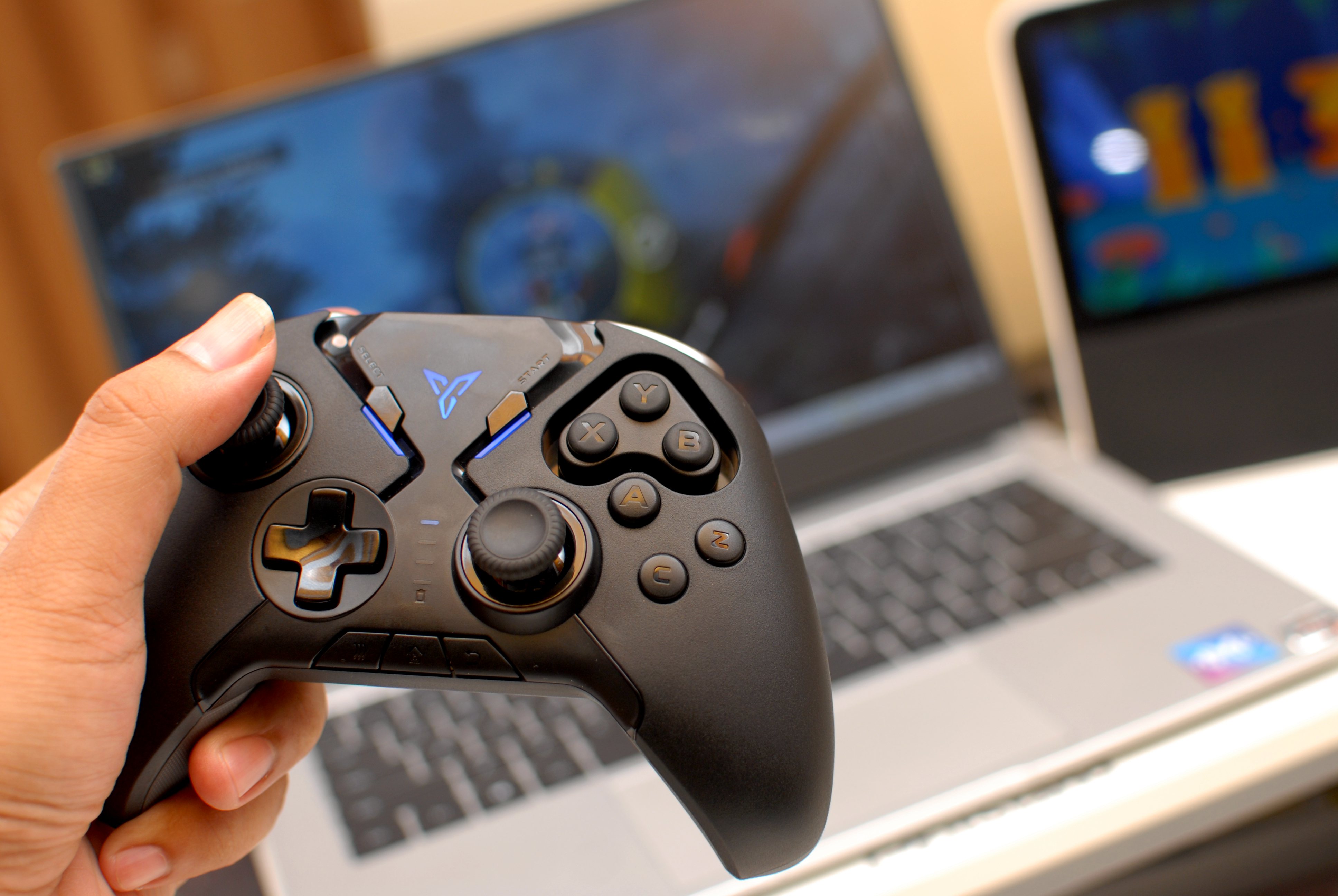 飞智八爪鱼2手柄体验,网友:可拖动轮盘按键,这个设计碉堡了