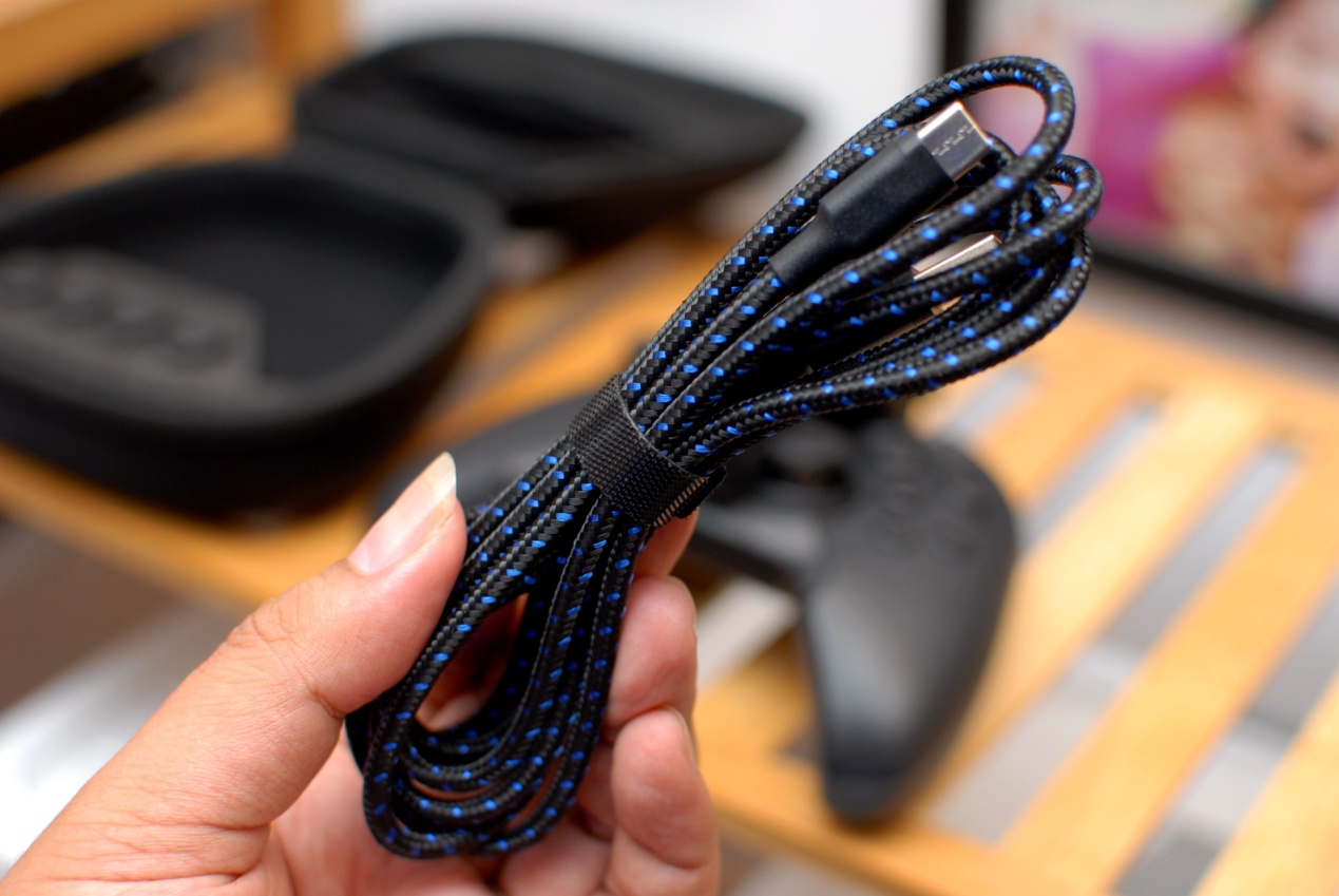 飞智八爪鱼2手柄体验,网友:可拖动轮盘按键,这个设计碉堡了