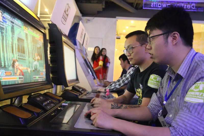 谁是真正的游戏之王？ 通吃街机红白机撸啊撸消消乐VR那个人