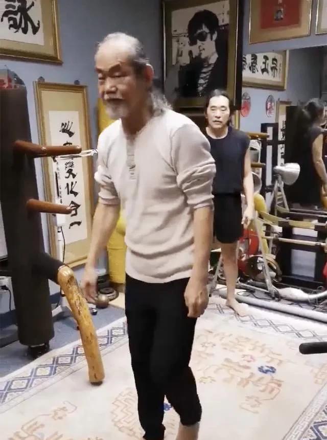 还记得《功夫》里的包租公吗？如今70岁的他近况曝光