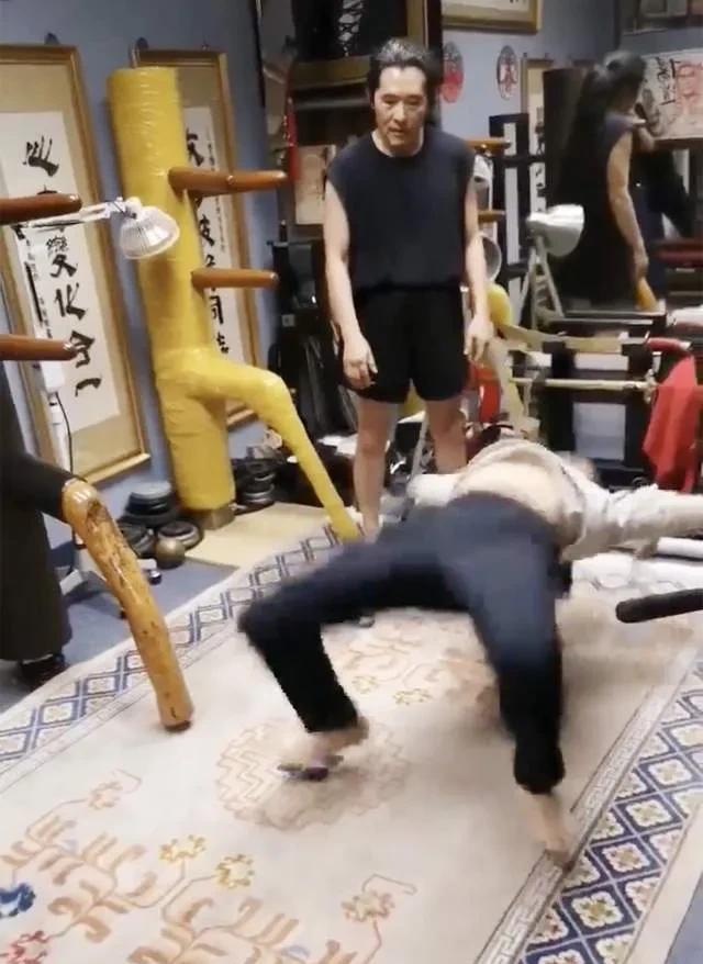 还记得《功夫》里的包租公吗？如今70岁的他近况曝光