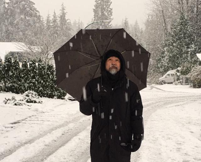 老戏骨元华近照曝光，身材瘦弱精神抖擞，移居国外享受天伦之乐