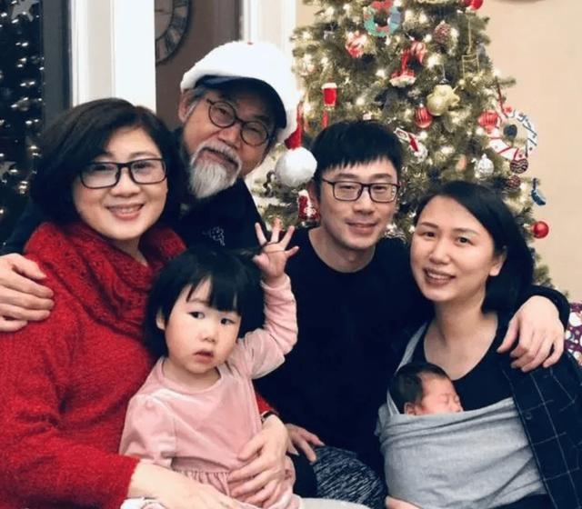 老戏骨元华近照曝光，身材瘦弱精神抖擞，移居国外享受天伦之乐