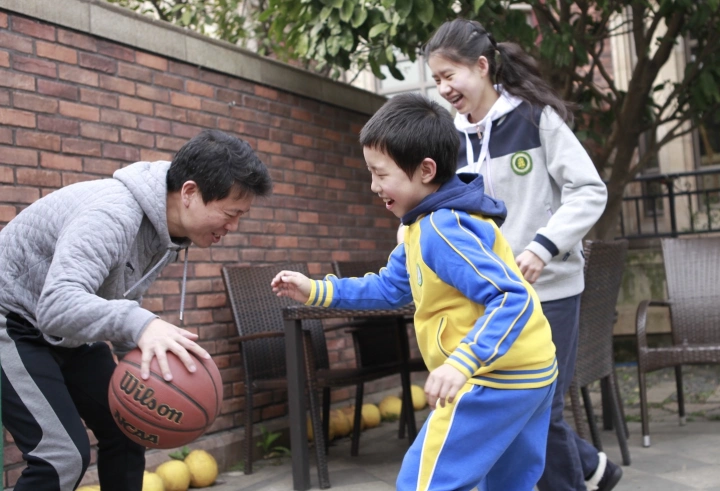 “每周一天家庭日”倡议让家长心有戚戚焉，为什么高质量的陪伴那么难？