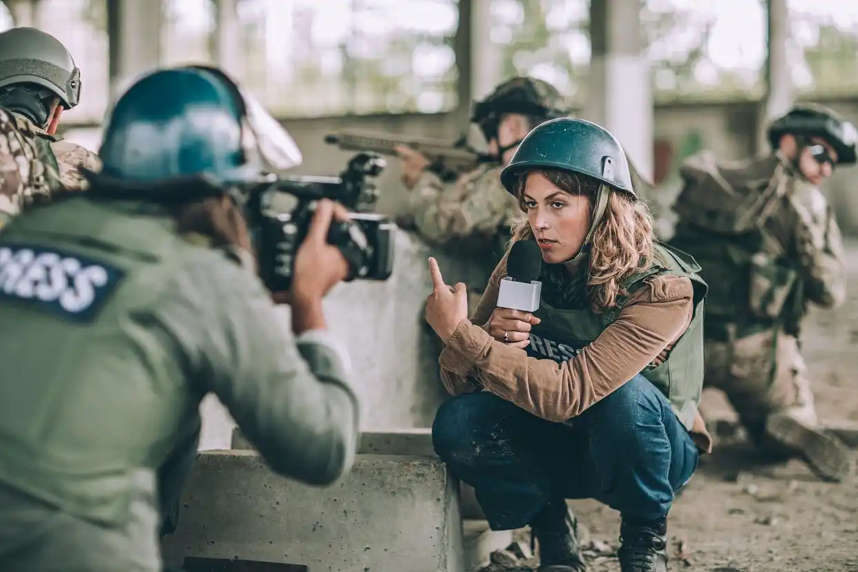 31名记者丧生：国际冲突中的媒体安全危机与战地记者生存困境