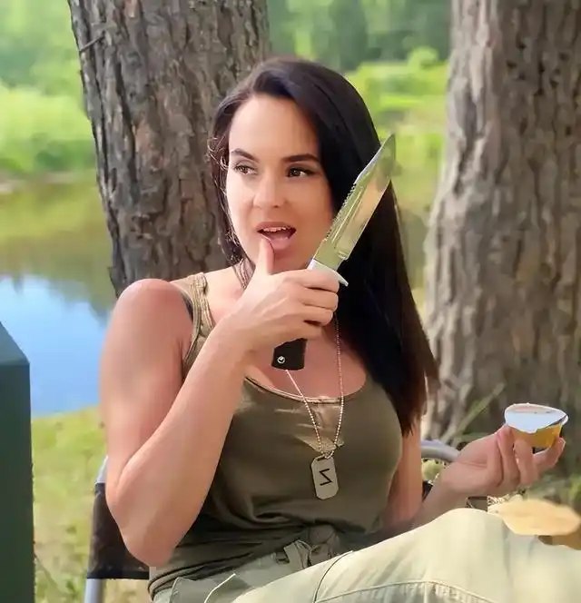 战地记者危？俄美女记者踩中地雷被炸死，乌女记者被无人机袭击