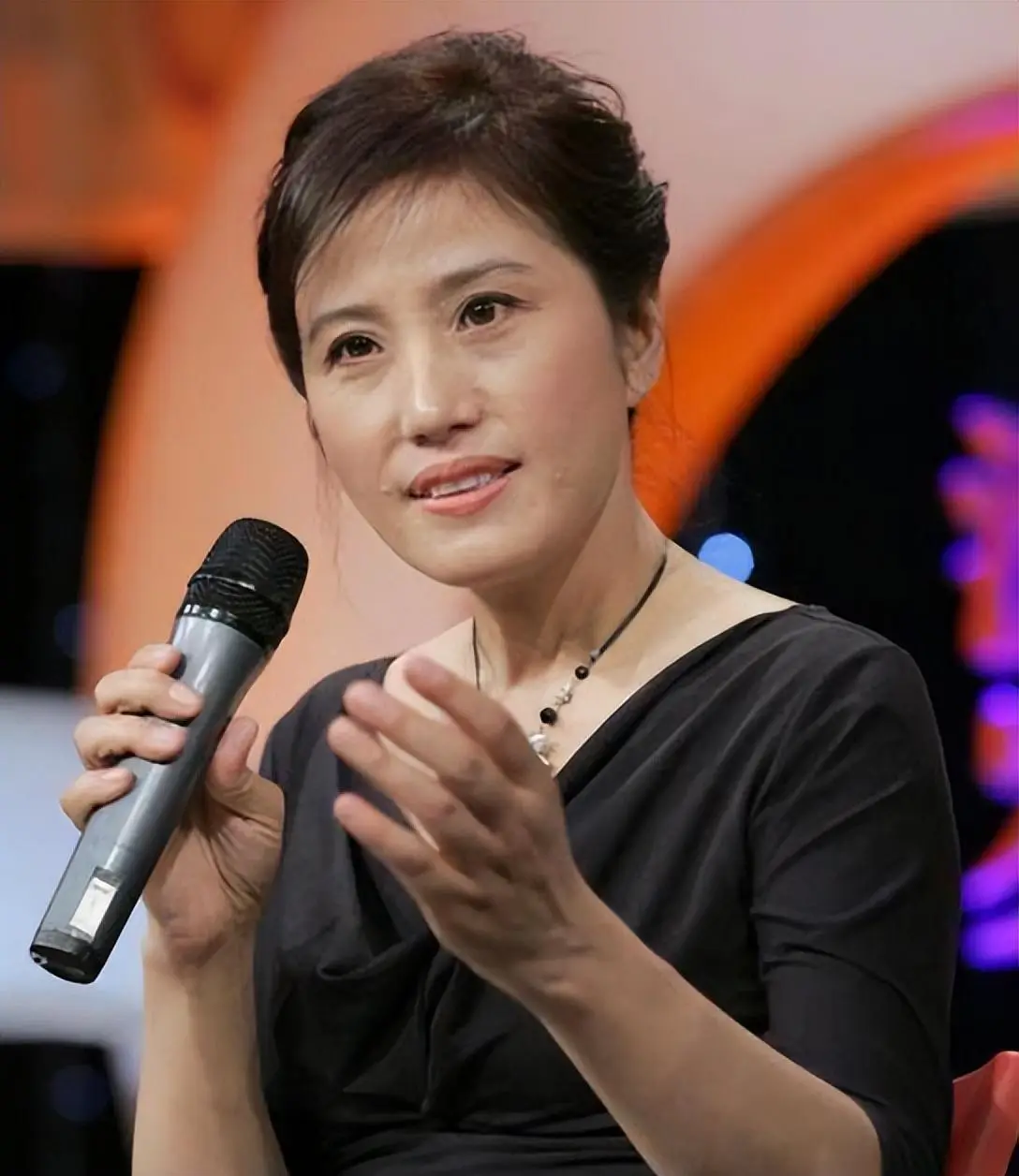 不满前夫丁克果断离婚，转头嫁画家，51岁吴玉华怀孕喜得一双儿女