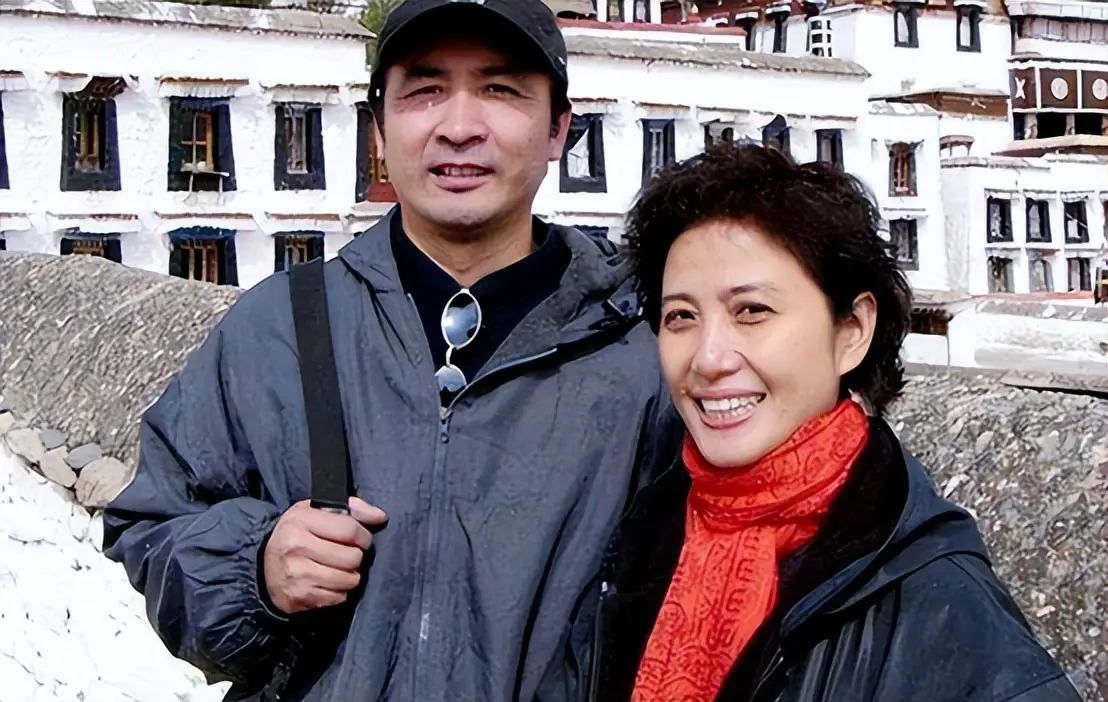 不满前夫丁克果断离婚，转头嫁画家，51岁吴玉华怀孕喜得一双儿女