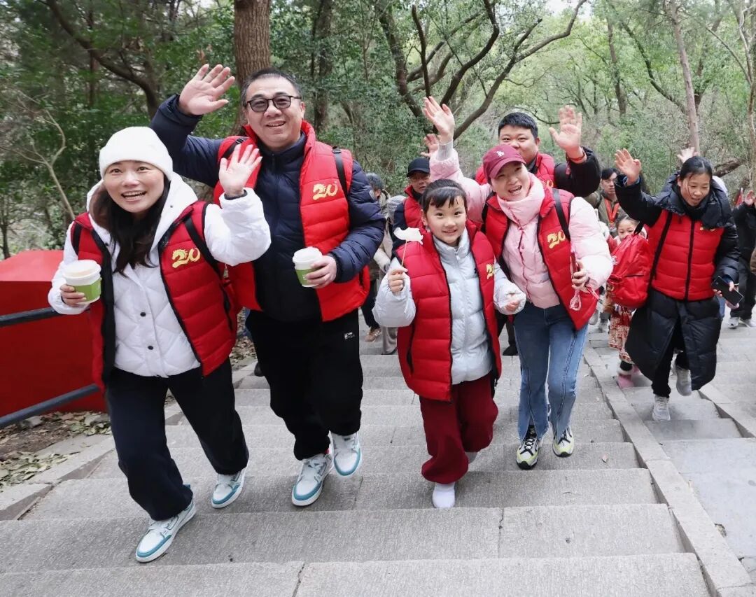 双山联动，共启新元：数千市民游客在“上海之根”登高迎新