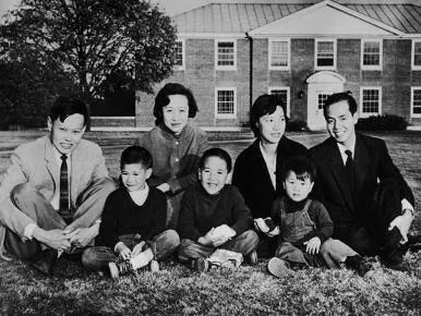 杨振宁百年人生：比婚姻更牛的，是放弃美国国籍