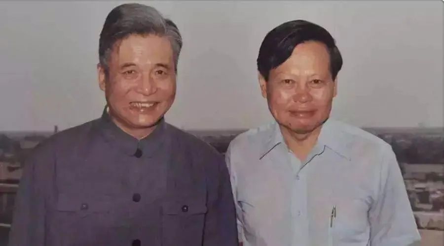 杨振宁百年人生：比婚姻更牛的，是放弃美国国籍