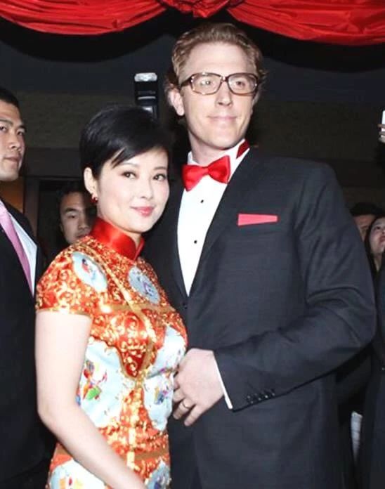 袁立宣布三婚！过往三段情史坎坷，曾闪婚老外，经历流产冻卵