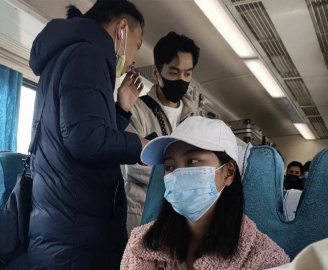 甜齁！张若昀在火车上被偶遇，手机壁纸是唐艺昕