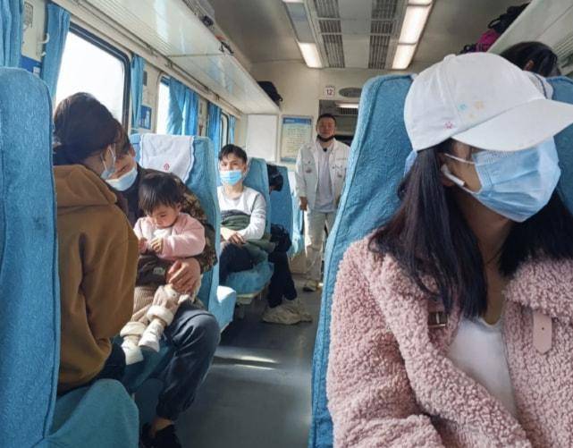 甜齁！张若昀在火车上被偶遇，手机壁纸是唐艺昕