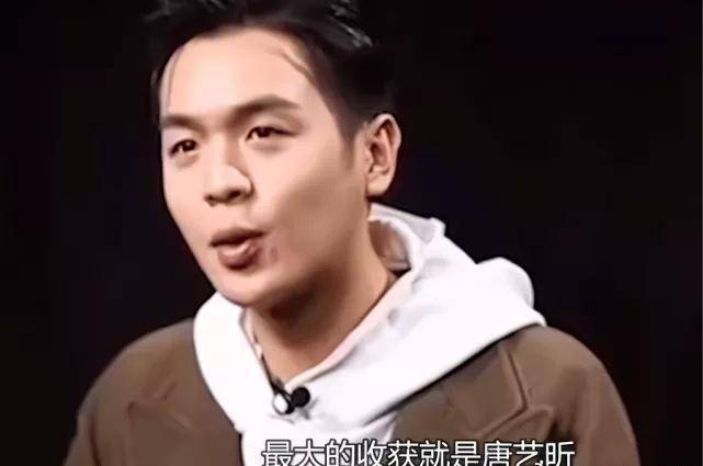 甜齁！张若昀在火车上被偶遇，手机壁纸是唐艺昕