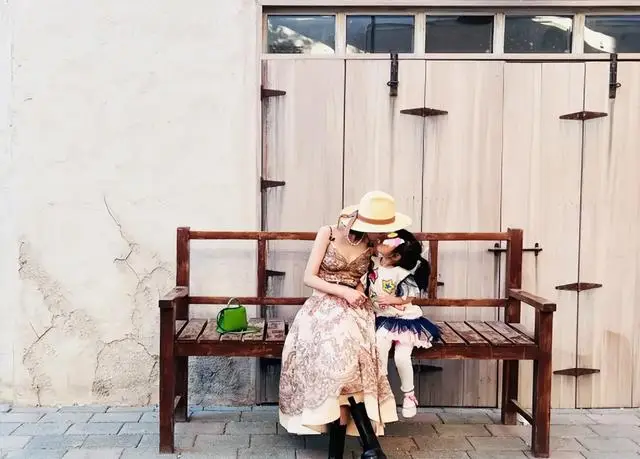 唐艺昕张若昀一家三口出国度假，夫妻热吻，幸福温馨！