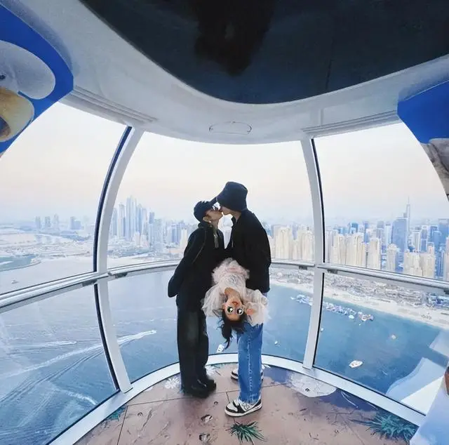 唐艺昕张若昀一家三口出国度假，夫妻热吻，幸福温馨！