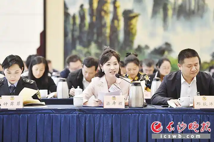 市政协十三届五次会议举行联组讨论会，委员们围绕经济发展与科技创新、社会建设与文化旅游、生态文明与农业农村主题贡献“金点子”