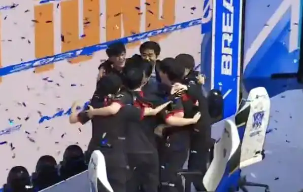 《英雄联盟》S11总决赛,EDG惊险3:2战胜DK夺LPL第三座S赛冠军