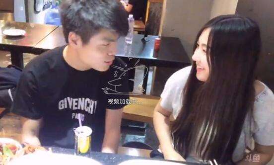 小苍mm和gogoing开直播吃龙虾 全程花式虐狗