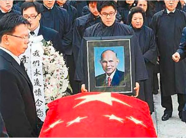 香港这么多顶级豪门，为何财富仅300亿的霍家却最特殊？