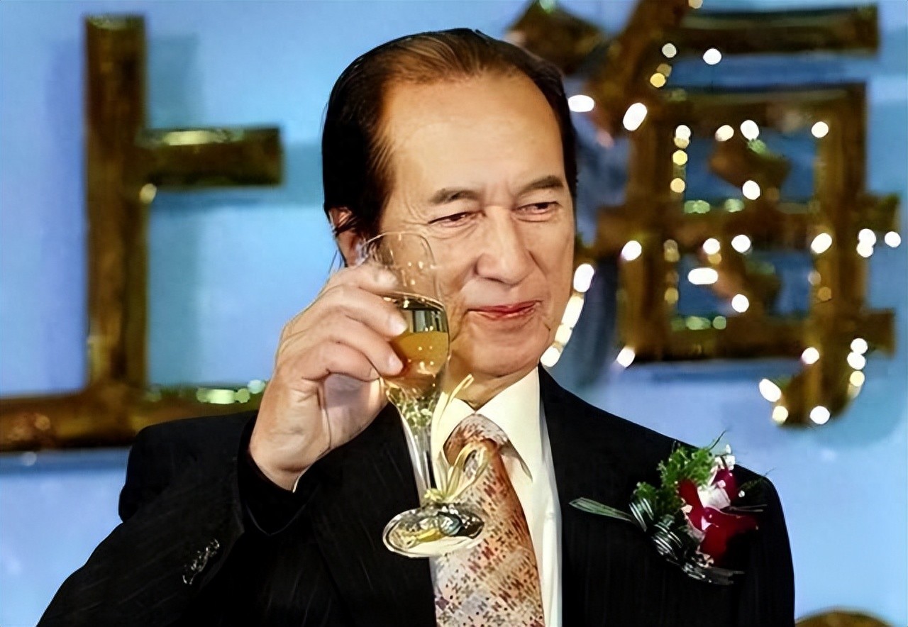 把赌王几房太太一对比，原来“素未谋面”的五太，才是最后的赢家