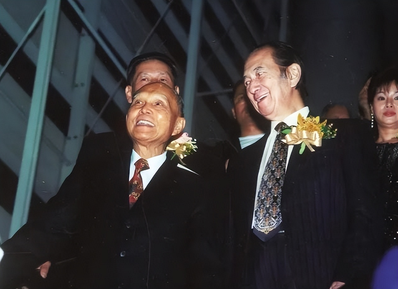 把赌王几房太太一对比，原来“素未谋面”的五太，才是最后的赢家