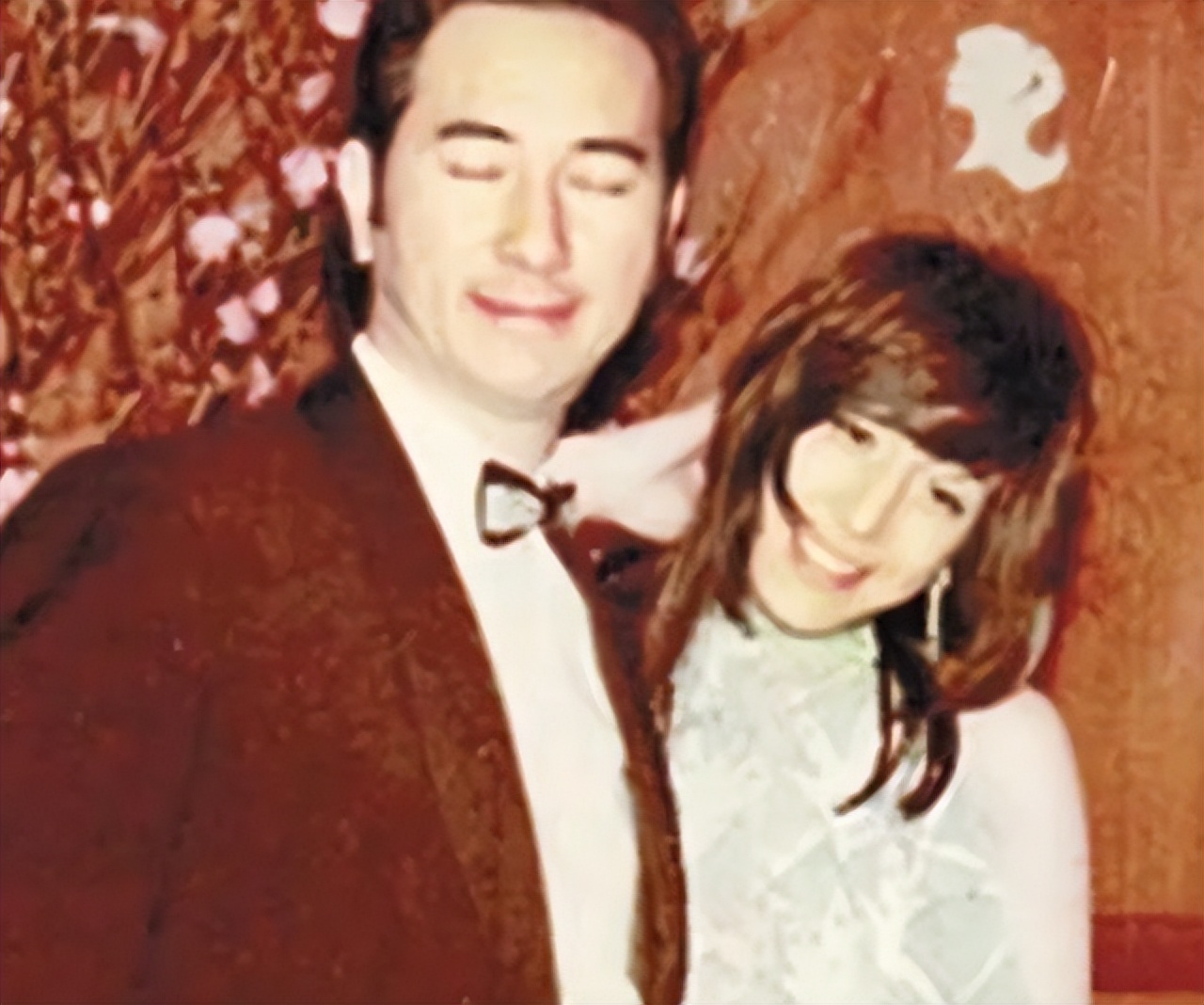 把赌王几房太太一对比，原来“素未谋面”的五太，才是最后的赢家