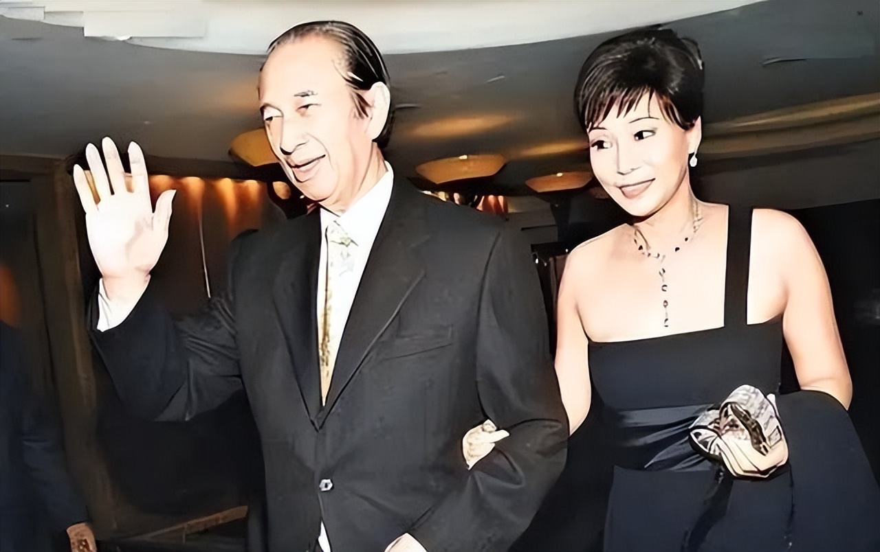 把赌王几房太太一对比，原来“素未谋面”的五太，才是最后的赢家