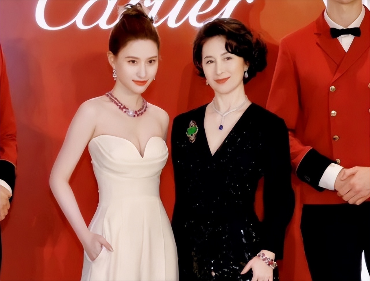 把赌王几房太太一对比，原来“素未谋面”的五太，才是最后的赢家