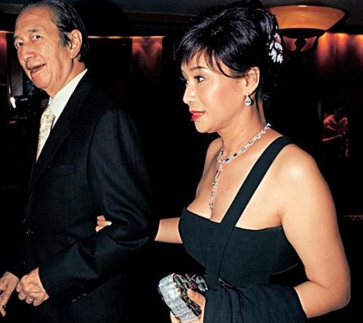 赌王“五姨太”郑咏诗:护工上位,拿上亿分手费,转身高调嫁初恋