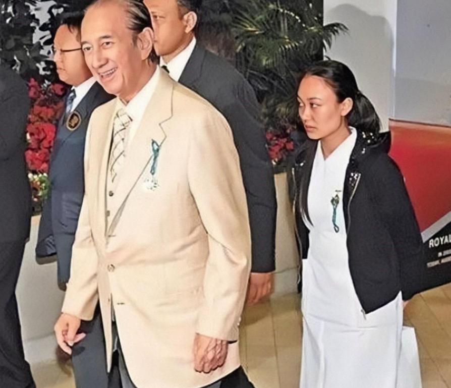 赌王“五姨太”郑咏诗:护工上位,拿上亿分手费,转身高调嫁初恋