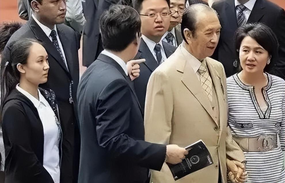 看护郑咏诗：无缘赌王“五太”，携亿万身家倒追嫁初恋，精明？