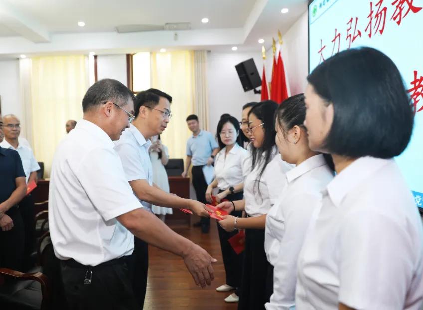 浓浓尊师意，殷殷重教情