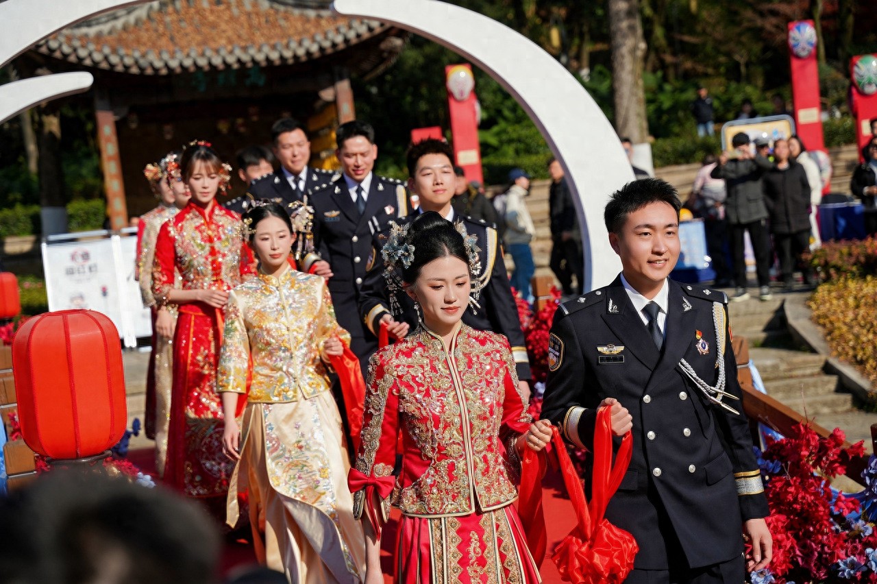 甜度爆表 温州这场集体婚礼上演浪漫“警”色