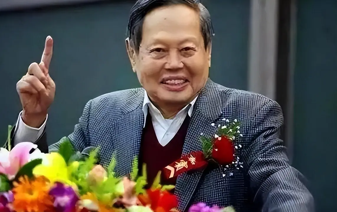 杨振宁的“长寿秘诀”：最核心的并不是多运动、喝水，而是这4点