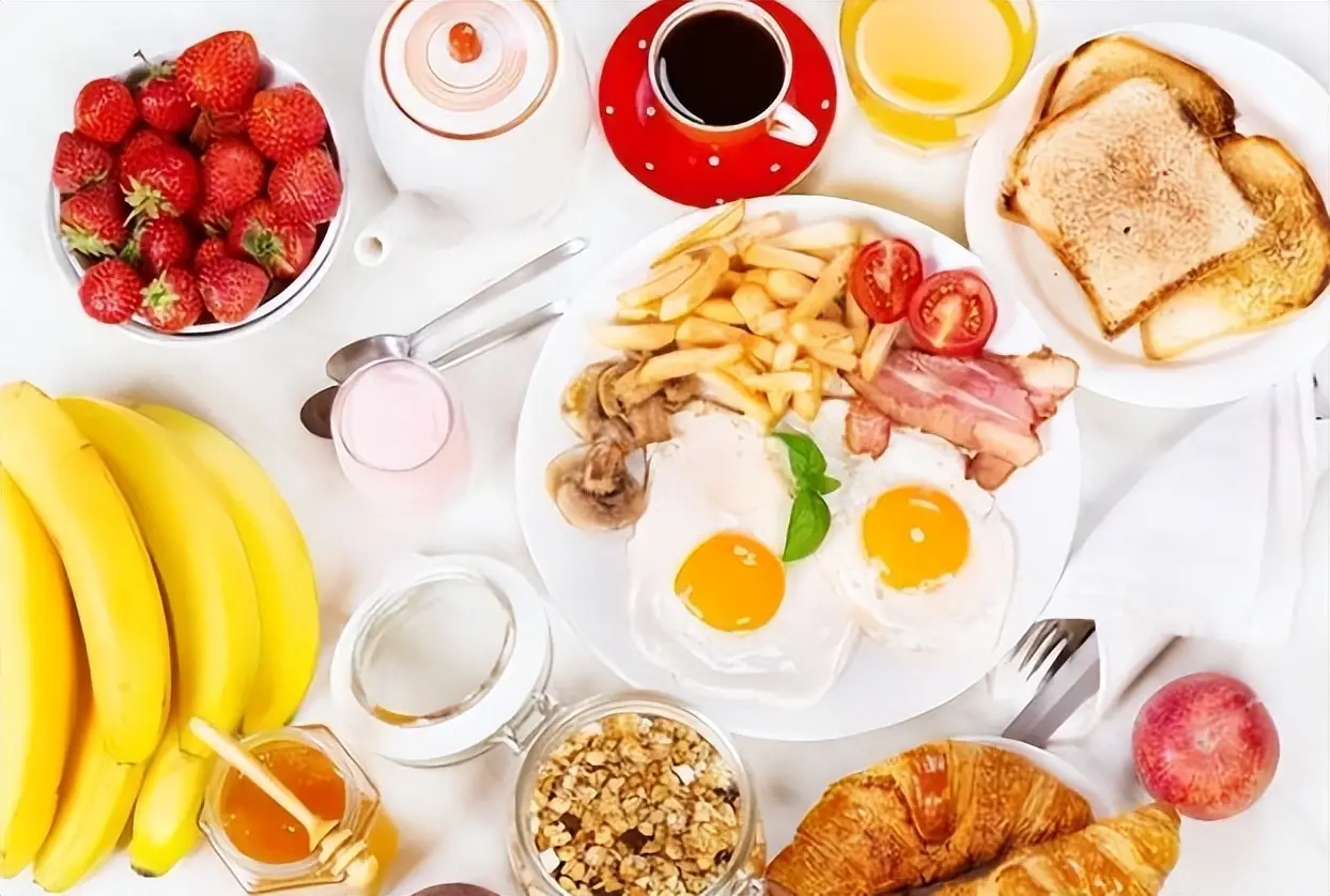 杨振宁的“长寿秘诀”：最核心的并不是多运动、喝水，而是这4点