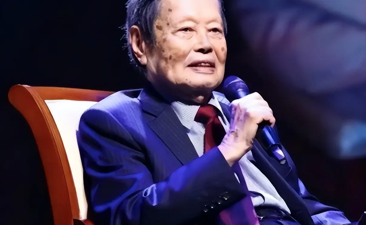杨振宁的“长寿秘诀”：最核心的并不是多运动、喝水，而是这4点
