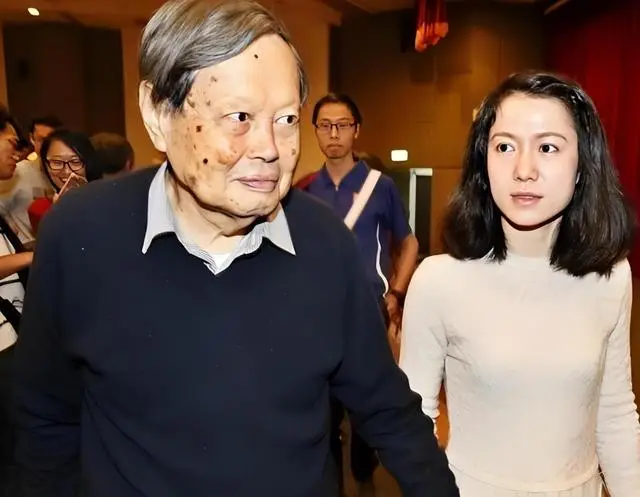 演都不演了！杨振宁去世仅5天，恶心的事情发生了，结局大快人心