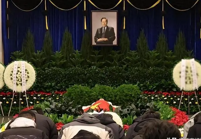 演都不演了！杨振宁去世仅5天，恶心的事情发生了，结局大快人心