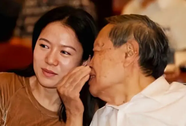 演都不演了！杨振宁去世仅5天，恶心的事情发生了，结局大快人心