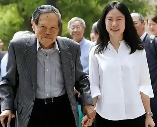 演都不演了！杨振宁去世仅5天，恶心的事情发生了，结局大快人心